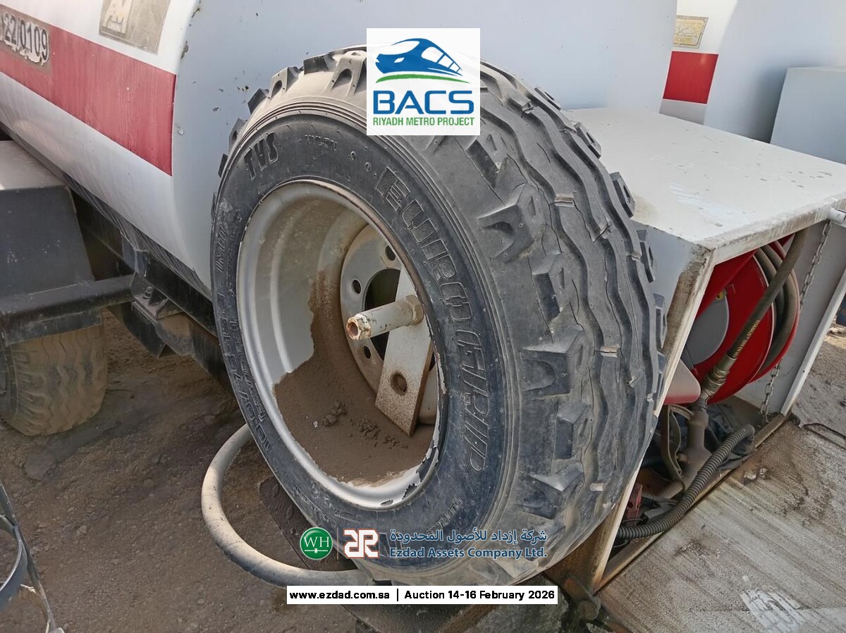 2,000 Liter Fuel Tanker Trailer-45156009